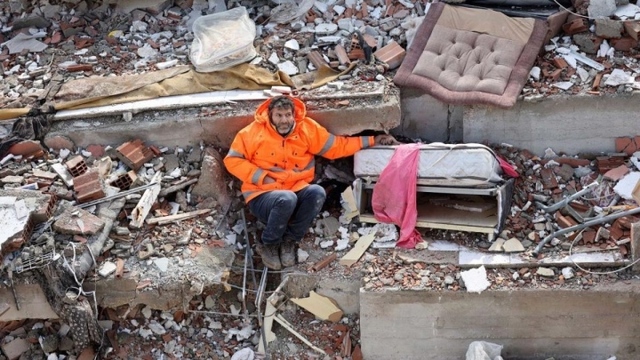 Đằng sau bức hình ám ảnh ở động đất Thổ Nhĩ Kỳ: Tôi không thể cứu con gái - Ảnh 1.