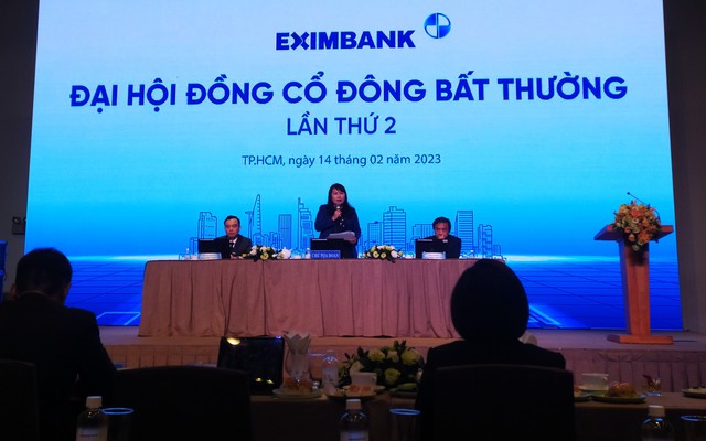Bà Lương Thị Cẩm Tú, Chủ tịch HĐQT Eximbank phát biểu tại Đại hội cổ đông bất thường sáng 14/2