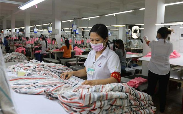 Sản xuất hàng may mặc tại Công ty Cổ phần Thương mại xuất nhập khẩu May Phương Nam (quận Gò Vấp - TP Hồ Chí Minh). Ảnh tư liệu: Thanh Vũ/TTXVN