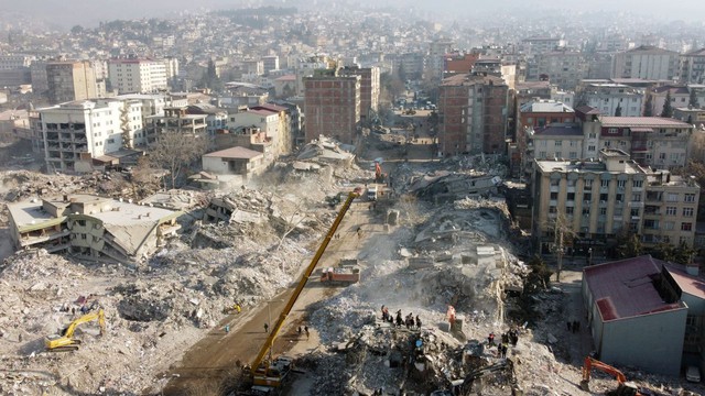 Hàng loạt tòa cao ốc sập như những khối gỗ xếp hình vì động đất: Thổ Nhĩ Kỳ bắt giữ hàng loạt các nhà thầu xây dựng - Ảnh 2.