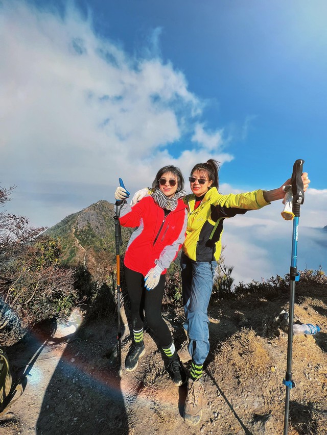 New trend of "adventure collection" of sisters to conquer thousands of meters high mountains in Vietnam - Photo 2.