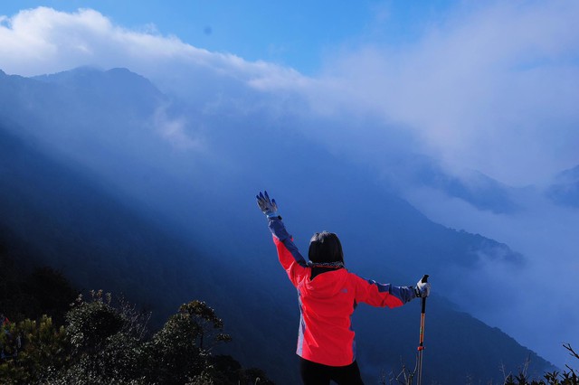 New trend of "adventure collection" of sisters to conquer thousands of meters high mountains in Vietnam - Photo 1.