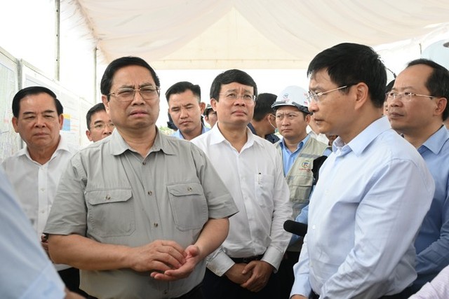 Thủ tướng Phạm Minh Chính kiểm tra dự án cầu Rạch Miễu 2 - Ảnh 2.