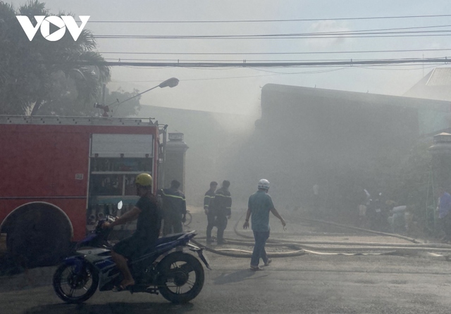 Cháy lớn tại kho chứa nguyên liệu chế biến thức ăn chăn nuôi ở Tiền Giang - Ảnh 1.