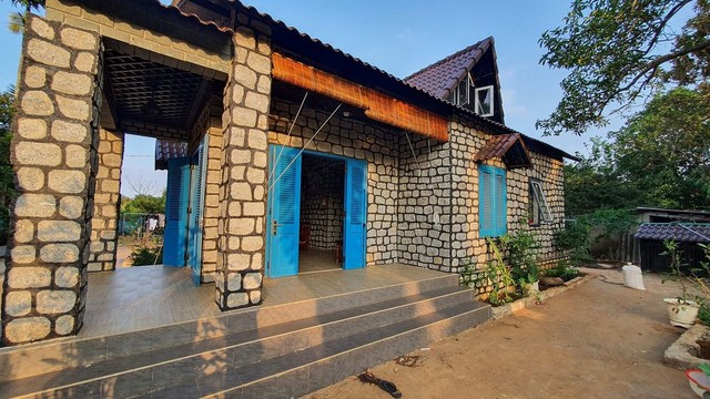 Dak Lak boy built a house from 100 tons of stone, 30 tons of cement: Cool summer, warm winter, the most unique in the village - Photo 9.