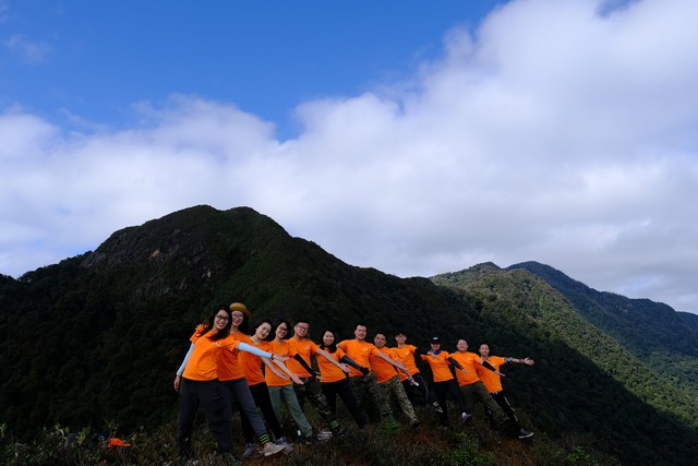 The new trend of "adventure collection" of sisters to conquer thousands of meters high mountains in Vietnam - Photo 7.