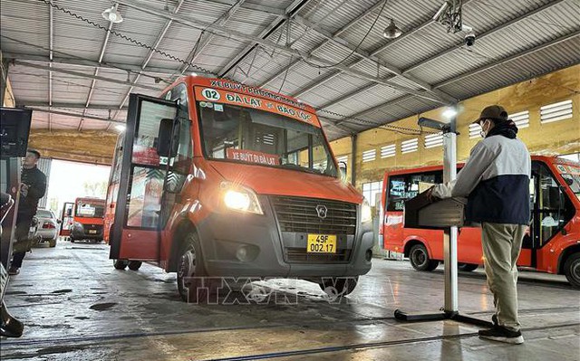 Cán bộ kỹ thuật tại Trạm đăng kiểm 49-01S tại thành phố Đà Lạt (Lâm Đồng) thực hiện quy trình kiểm định cho phương tiện.