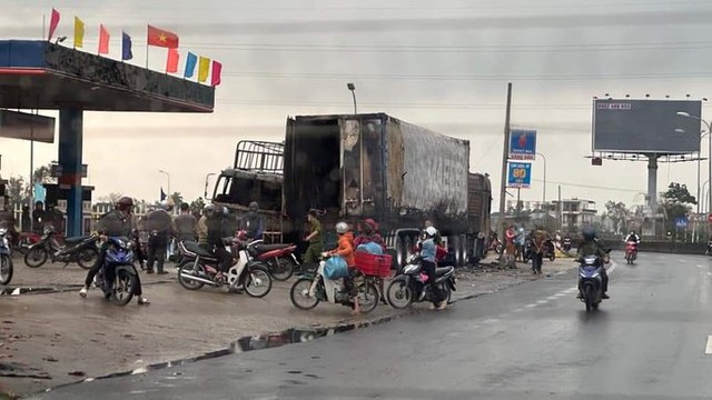 Xe tải và container đậu sát cây xăng bốc cháy ngùn ngụt ở Quảng Nam - Ảnh 2.