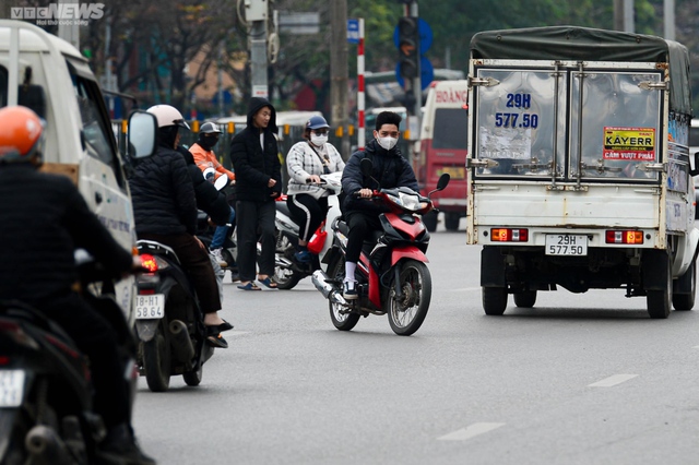 Xe máy nối đuôi nhau đi ngược chiều, cắt mặt ô tô trên đường Giải Phóng, Hà Nội - Ảnh 12.