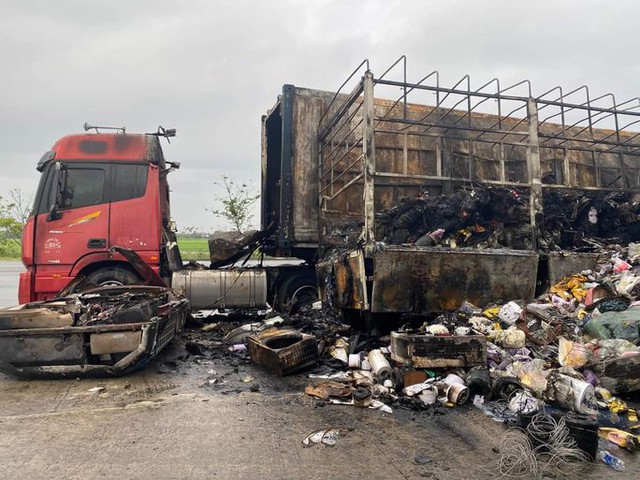 Xe tải và container đậu sát cây xăng bốc cháy ngùn ngụt ở Quảng Nam - Ảnh 1.