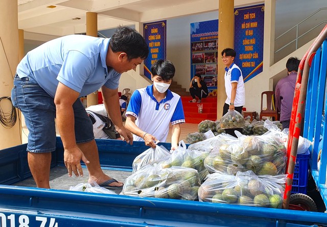 Xót xa vườn cam sành trĩu quả nguy cơ mất trắng vì giá rẻ như bèo - Ảnh 12.