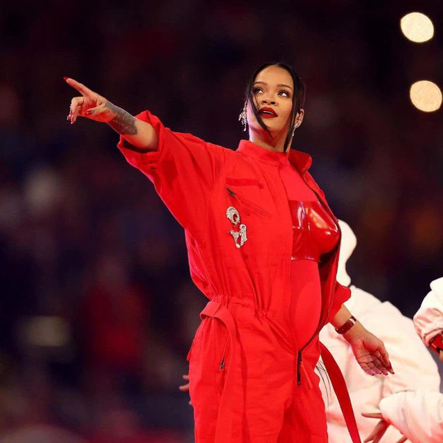  Tranh thủ như bà bầu Rihanna: Chỉ dặm phấn giữa giờ ở Super Bowl mà đem về 132 tỷ đồng  - Ảnh 2.