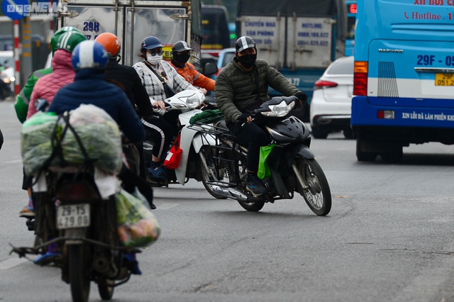 Xe máy nối đuôi nhau đi ngược chiều, cắt mặt ô tô trên đường Giải Phóng, Hà Nội - Ảnh 5.