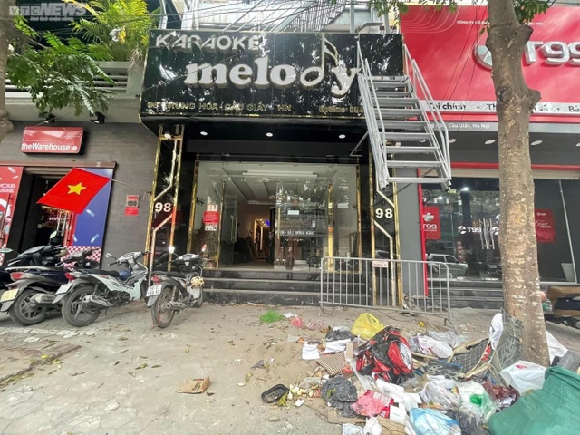 Quán karaoke ở Hà Nội gấp rút sửa chữa, mong chờ được hồi sinh - Ảnh 1.