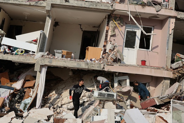 Thảm họa động đất: Hơn 43.800 người tử nạn, phép mầu vẫn còn - Ảnh 1.