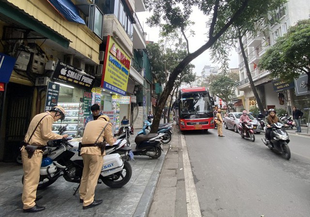 Xử phạt hàng loạt ô tô 45 chỗ dừng đỗ trong phố cổ Hà Nội gây ùn tắc giao thbà - Ảnh 3.