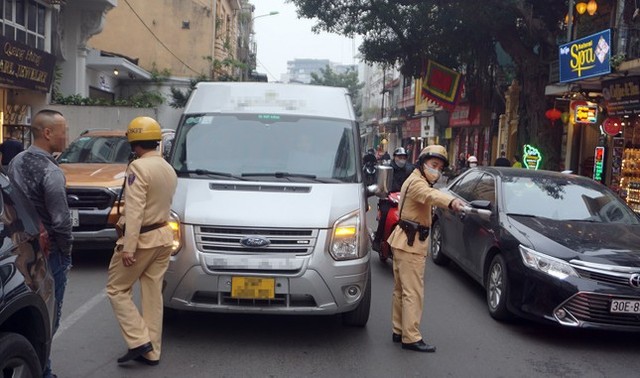 Xử phạt hàng loạt xe 45 chỗ dừng đỗ trong phố cổ Hà Nội gây ùn tắc giao thông - Ảnh 2.