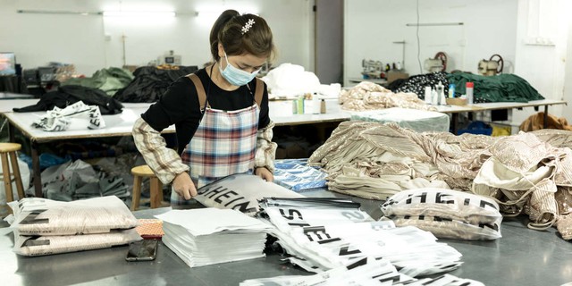 Sự thật “phũ phàng bên trong công xưởng thời trang khổng lồ vượt mặt H&M và Zara: Công nhân may 500 bộ trang phục mỗi ngày, mắc một lỗi sai trừ hẳn 3/4 tiền lương - Ảnh 2.