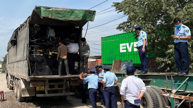 Bình Dương phát hiện hàng ngàn hộp thuốc giảm béo, chai sữa có dấu hiệu hàng giả - Ảnh 1.