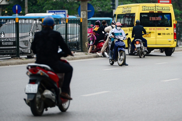 Người và xe thản nhiên đi ngược chiều, cắt mặt ôtô - Ảnh 3.