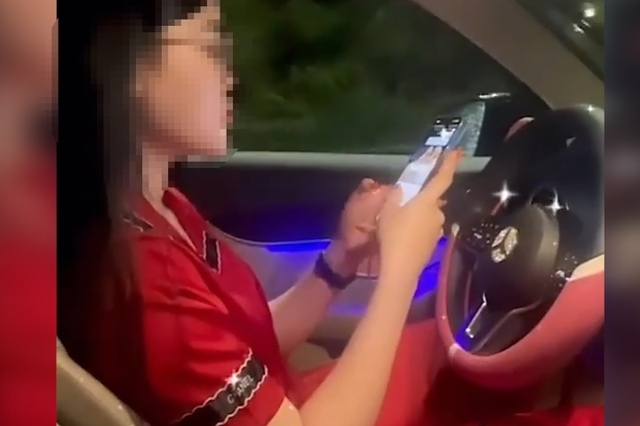 Xử phạt nữ tài xế Mercedes buông 2 tay, dán mắt vào điện thoại để quay TikTok - Ảnh 1.