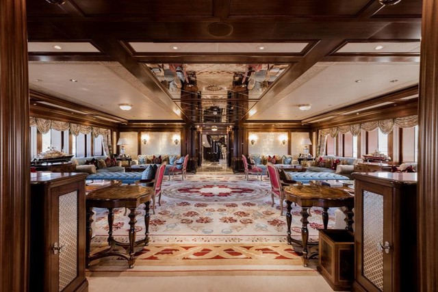 Bên trong du thuyền “toát ra mùi tiền” hơn 1.600 tỷ của Hoàng tử siêu giàu Ả Rập: Có chỗ cho máy bay đáp thoải mái, quầy bar chưa phải khủng nhất - Ảnh 1.