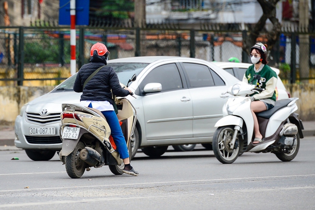 Người và xe thản nhiên đi ngược chiều, cắt mặt ôtô - Ảnh 6.