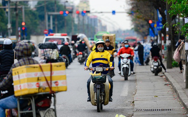 Người và xe thản nhiên đi ngược chiều, cắt mặt ôtô