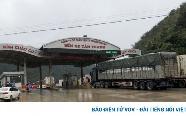 Xe nông sản xếp hàng chờ nhập khẩu tại cửa khẩu Tân Thanh.
