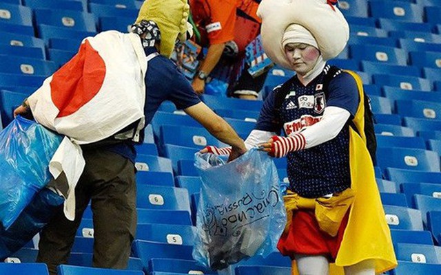 Vận động viên Nhật Bản ở lại dọn rác trên khán đài