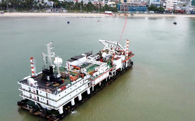 Thi công phân đoạn tuyến cáp quang biển ADC cập bờ tại thành phố Quy Nhơn (tỉnh Bình Định)
