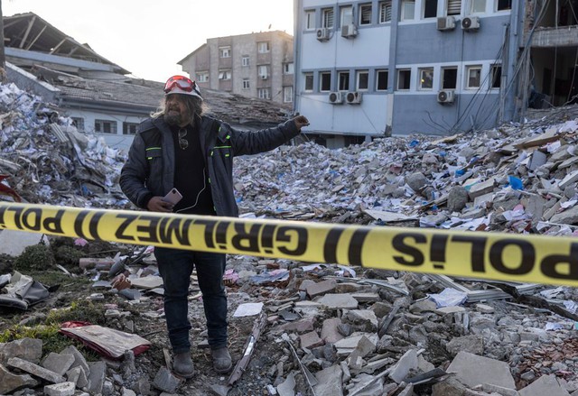 Những căn hộ ‘chống động đất’ đổ sập như domino trong thảm hoạ thế kỷ ở Thổ Nhĩ Kỳ - Ảnh 4.