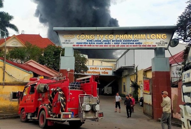 Cháy xưởng sản xuất đế giày, 5 quận nội thành Hải Phòng bị mất điện - Ảnh 2.