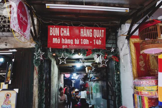 Cách buôn bán cộng sinh của nhiều hàng quán vỉa hè ở Hà Nội: Nét văn hoá thú vị nhưng cũng gây tranh cãi? - Ảnh 1.