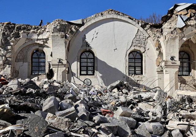 Những căn hộ ‘chống động đất’ đổ sập như domino trong thảm hoạ thế kỷ ở Thổ Nhĩ Kỳ - Ảnh 1.