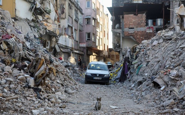 Con phố ở Antakya, Thổ Nhĩ Kỳ bị phá hủy, do hậu quả của trận động đất hôm 6/2. Ảnh: Reuters