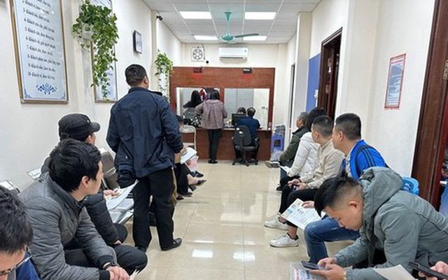 Người dân xếp hàng chờ đổi giấy phép lái xe tại Hà Nội (ảnh: Trọng Đảng).