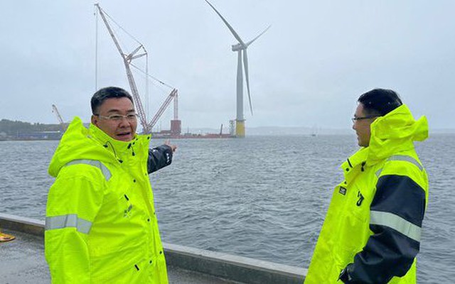 Để chuẩn bị cho dự án hợp tác đầu tư, xuất khẩu điện sang Singapore, PTSC đã tìm hiểu nhiều mô hình trang trại điện gió ngoài khơi tại các nước có ngành điện gió phát triển. Trong ảnh là chuyến khảo sát một mô hình điện gió ngoài khơi của PTSC tại Na Uy.