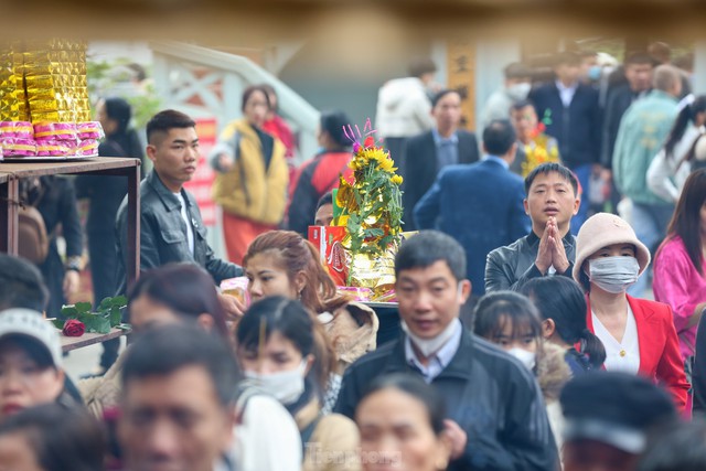 Du khách thập phương đổ về đền Bà Chúa Kho đầu năm mới - Ảnh 3.