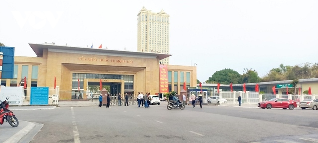 Công dân Việt Nam-Trung Quốc được xuất nhập cảnh qua cửa khẩu Đông Hưng - Móng Cái - Ảnh 1.