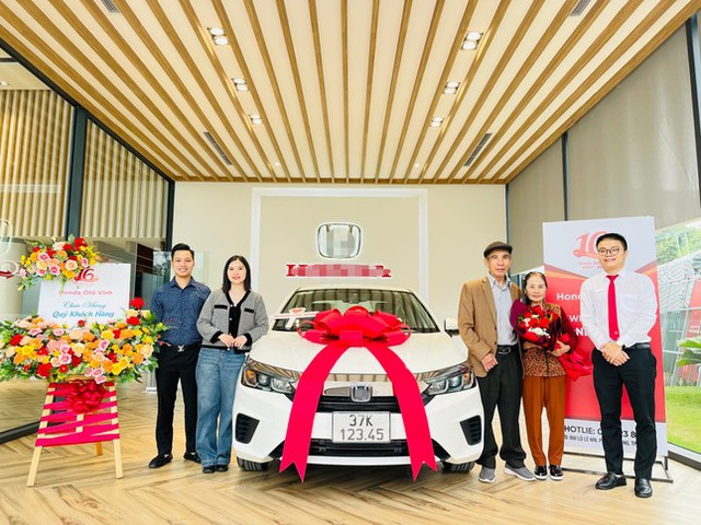 Mua ô tô tặng bố mẹ, cô gái Nghệ An bấm được biển VIP 12345 - Ảnh 1.
