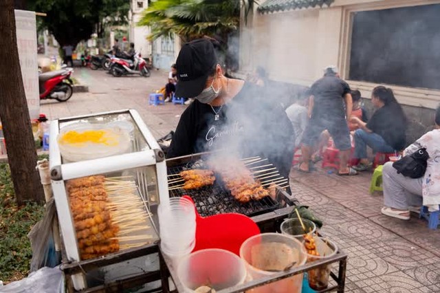 Đành chấp nhận hay tìm quán khác: Khi thực khách và chủ quán trần tình về mô hình cộng sinh buôn bán tại TP.HCM - Ảnh 1.