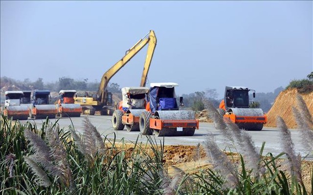 Hàng trăm phương tiện hoạt động hết công suất để thi công hạng mục móng mặt đường tại gói thầu số 10 (Tam Điệp, Ninh Bình). Ảnh: Huy Hùng/TTXVN