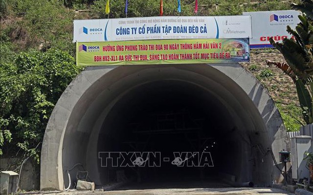 Công trình hầm đường bộ Hải Vân 2 được đầu tư xây dựng theo hình thức BOT (đầu tư - xây dựng - chuyển giao), do Công ty Cổ phần Tập đoàn Đèo Cả thực hiện. Ảnh tư liệu: Huy Hùng/TTXVN