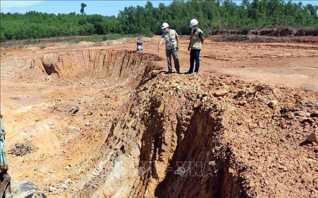 Mỏ đất Hiền Sỹ ở xã Phong Sơn (Phong Điền, Thừa Thiên - Huế) chỉ đáp ứng một phần nhỏ nhu cầu đất đắp đường cao tốc. Ảnh tư liệu: Đỗ Trưởng/TTXVN