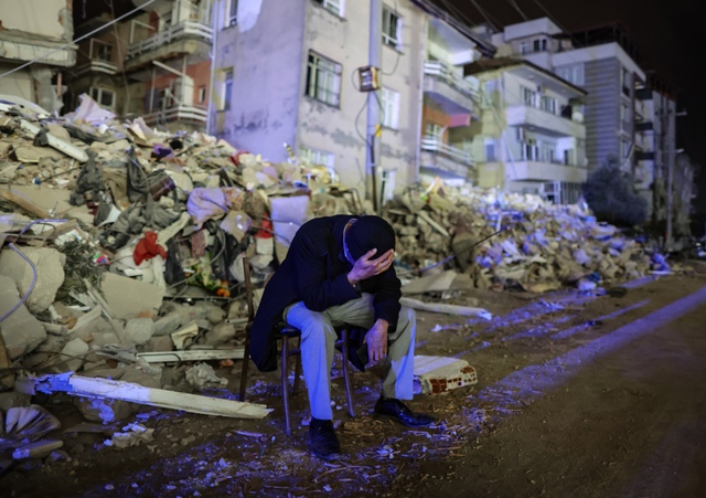 Hiện trường đau lòng khi Thổ Nhĩ Kỳ tiếp tục hứng chịu động đất kép sau 2 tuần kể từ thảm họa khiến 47.000 thiệt mạng - Ảnh 2.