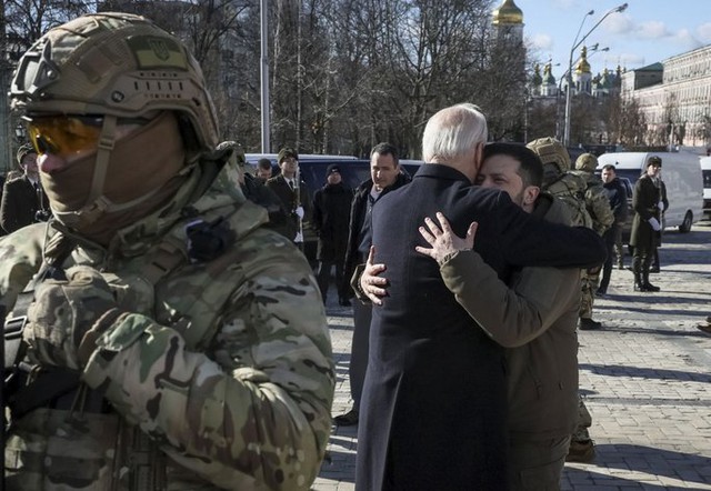 Toàn cảnh chuyến thăm Ukraine qua mặt được tất cả của Tổng thống Joe Biden - Ảnh 1.