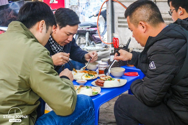  Hai con ngõ giờ trưa tấp nập ở gần Đài Truyền hình Việt Nam, đi ăn trưa khả năng gặp người nổi tiếng rất cao  - Ảnh 4.