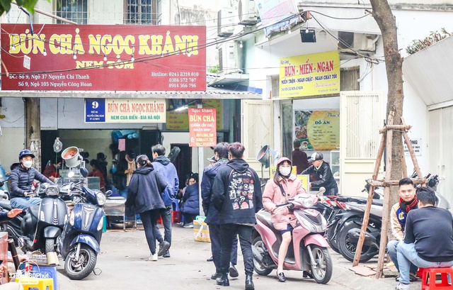  Hai con ngõ giờ trưa tấp nập ở gần Đài Truyền hình Việt Nam, đi ăn trưa khả năng gặp người nổi tiếng rất cao  - Ảnh 2.