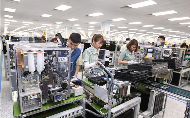 Công nhân Công Ty TNHH Samsung Electronics Việt Nam đóng trên địa bàn Khu Công nghiệp Yên Bình, Phường Đồng Tiến, Thị xã Phổ Yên, Tỉnh Thái Nguyên sản xuất điện thoại thông minh. Ảnh: Anh Tuấn/TTXVN